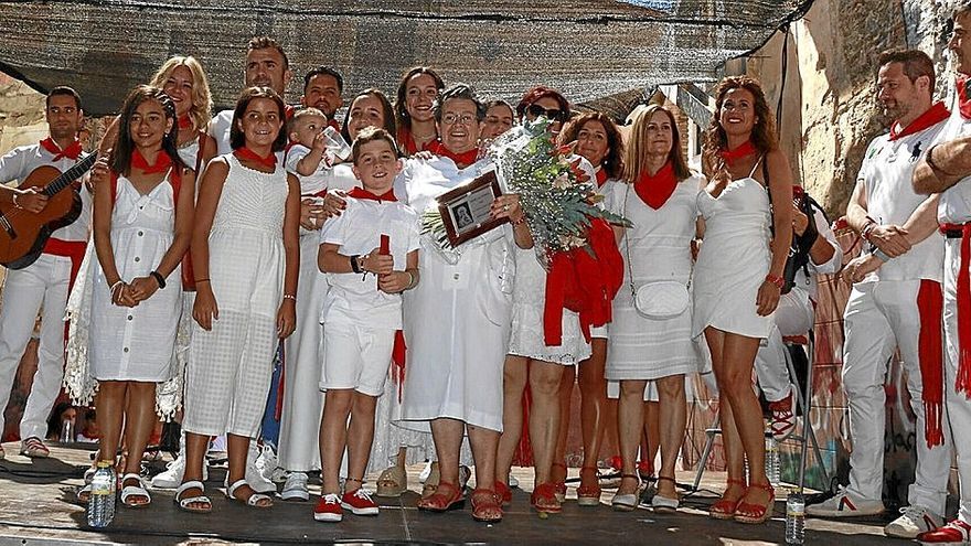 Ana Carmen Asensio, con el ramo y la placa, rodeada de su familia. | FOTO: F. PÉREZ-NIEVAS