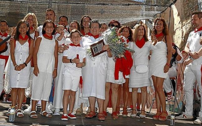 Ana Carmen Asensio, con el ramo y la placa, rodeada de su familia. | FOTO: F. PÉREZ-NIEVAS Ana Carmen Asensio, con el ramo y la placa, rodeada de su familia. | FOTO: F. PÉREZ-NIEVAS