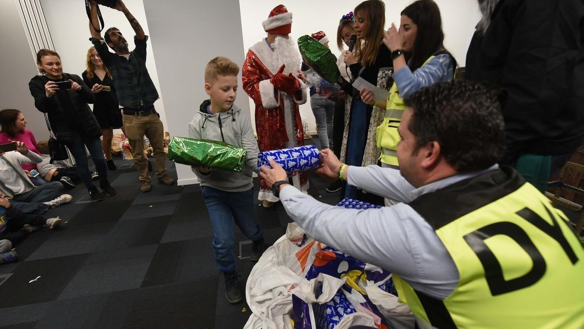 Los niños ucranianos refugiados celebran la Navidad