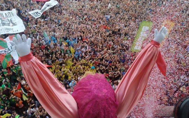 Miles de personas se han concentrado en la plaza del Arriaga para ver el txupin.