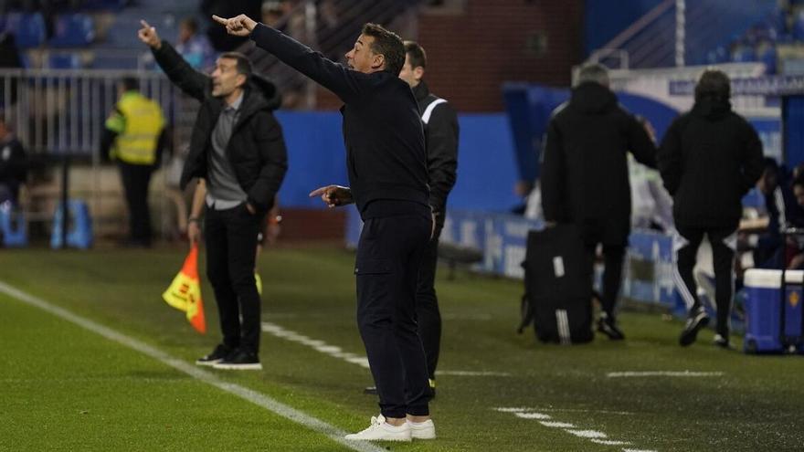 Luis García da indicaciones durante el último partido ante el Zaragoza