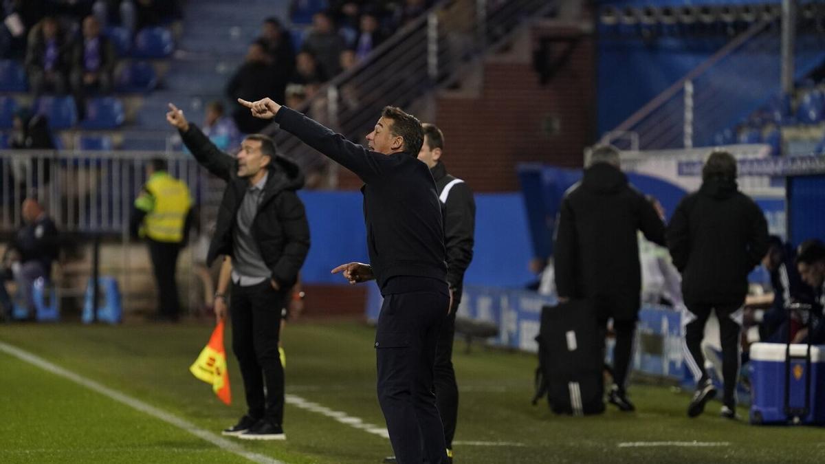 Luis García da indicaciones durante el último partido ante el Zaragoza