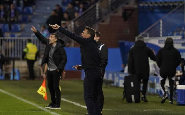 Luis García da indicaciones durante el último partido ante el Zaragoza Luis García da indicaciones durante el último partido ante el Zaragoza