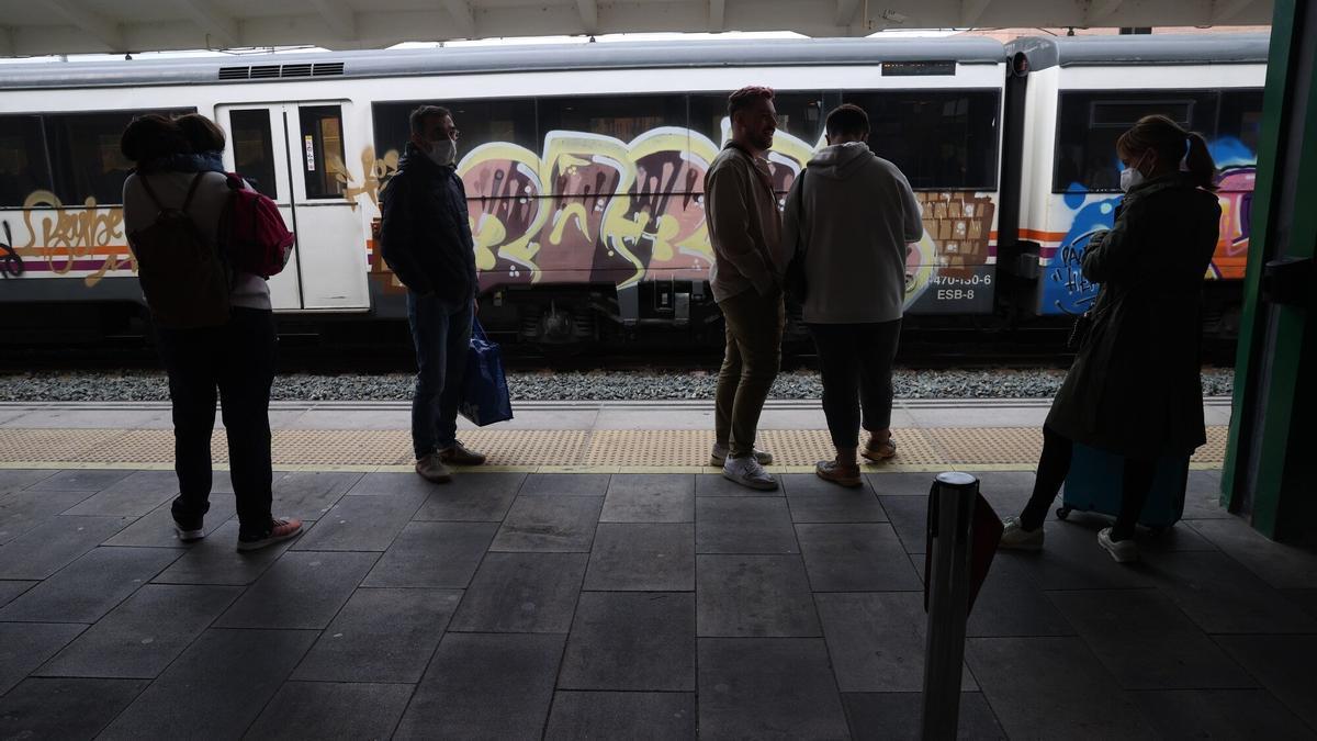 Viajeros en la estación de tren de Pamplona-Iruña.