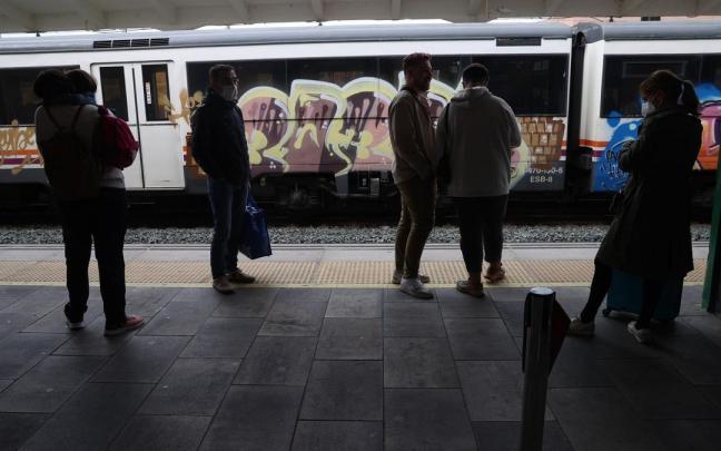 Viajeros en la estación de tren de Pamplona-Iruña.