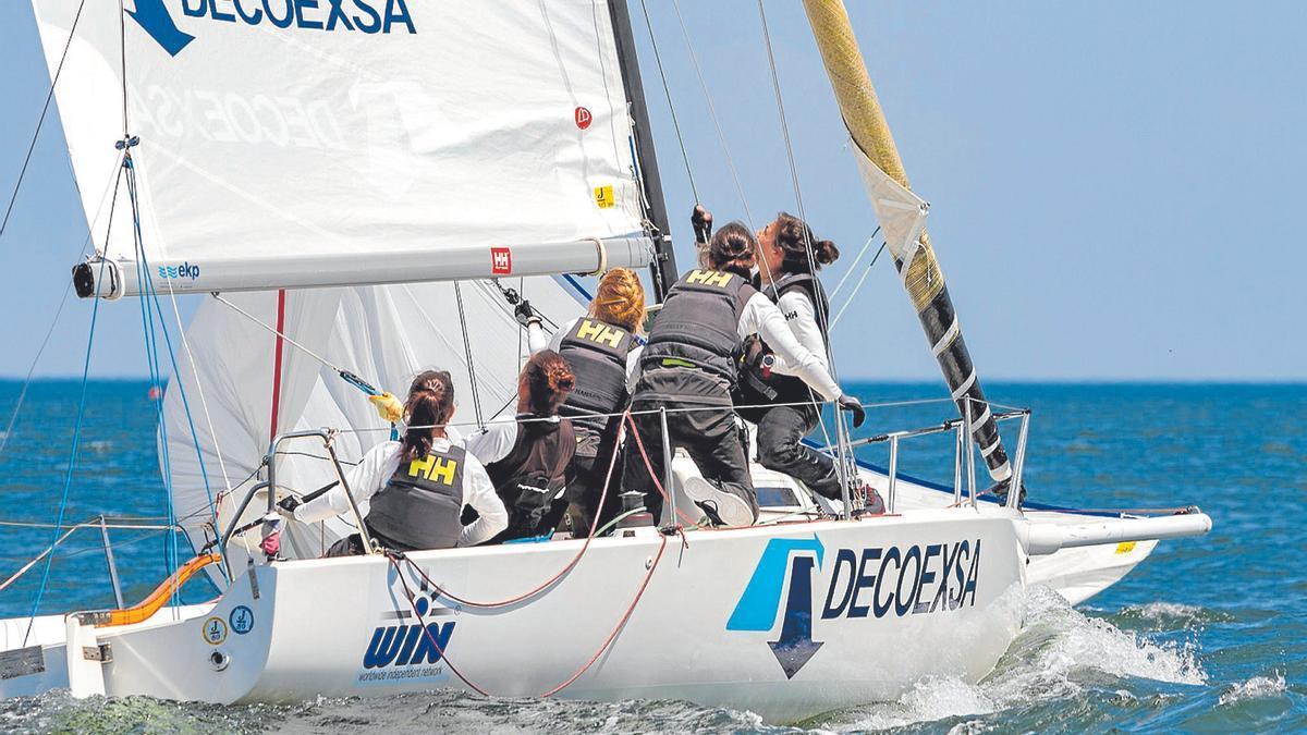 El ‘Decoexsa’, vigente campeón del mundo de la clase J80 femenina, durante una regata.