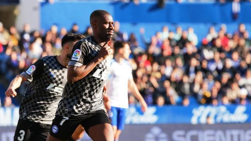 Sylla festeja el primer gol logrado por el Alavés en La Romareda