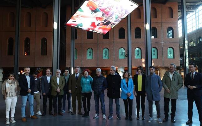 Autoridades institucionales y ciclistas que arroparon la presentación de hitos.