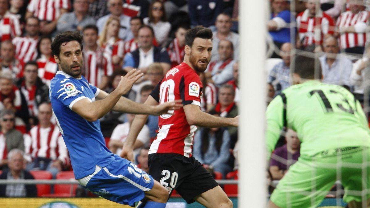 Xabi Etxeita, en un partido ante el Athletic en febrero de 2020 como jugador del Getafe