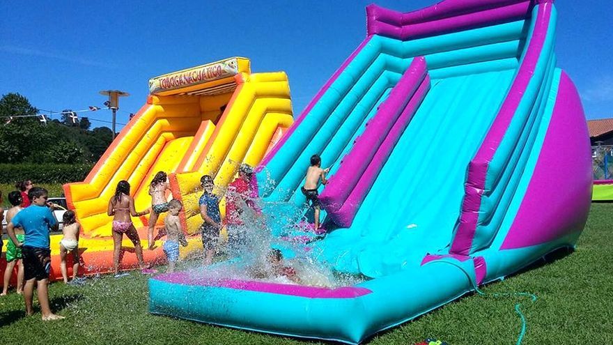 Los m&aacute;s peque&ntilde;os disfrutar&aacute;n con los hinchables acu&aacute;ticos.