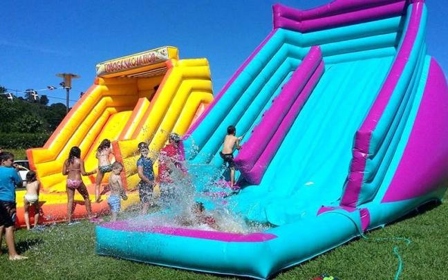 Los m&aacute;s peque&ntilde;os disfrutar&aacute;n con los hinchables acu&aacute;ticos.