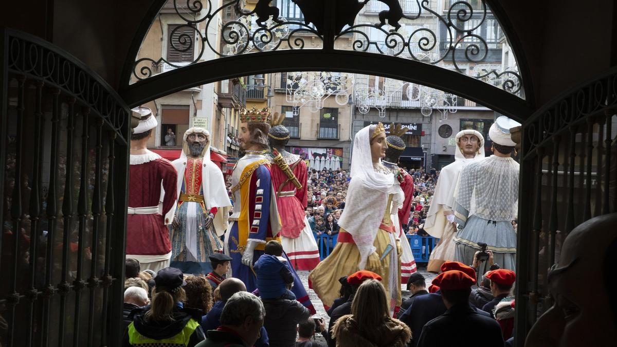 Los gigantes bailando tras la procesión de San Saturnino.