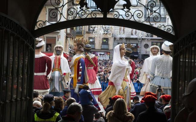 Los gigantes bailando tras la procesión de San Saturnino. Los gigantes bailando tras la procesión de San Saturnino.