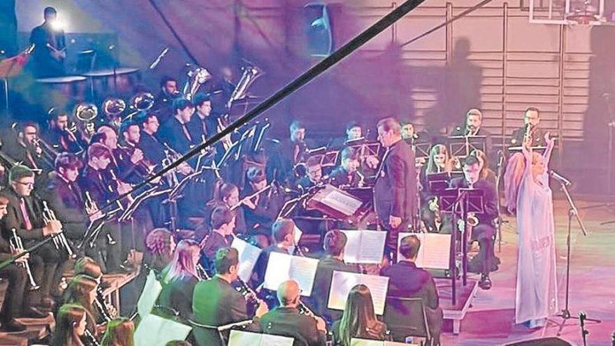 La banda marcillesa y una de las cantantes, durante el concierto.