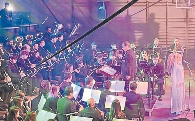 La banda marcillesa y una de las cantantes, durante el concierto.
