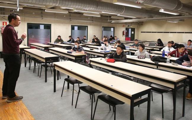 Estudiantes de la UPNA en clase. Estudiantes de la UPNA en clase.