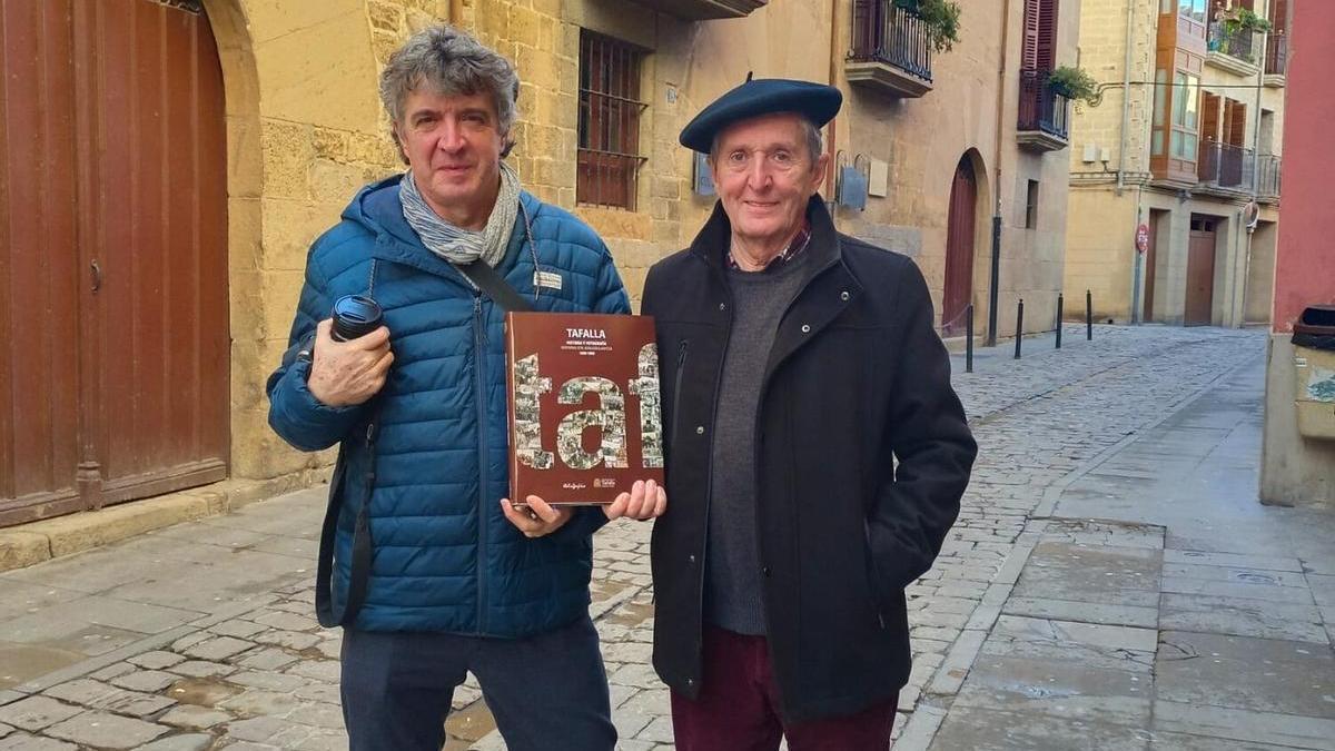 Atxu Ayerra, técnico de cultura del Ayuntamiento, y Jose Mari Esparza, editor de Altaffaylla, posan con el libro ‘Tafalla, Historia y Fotografía’.