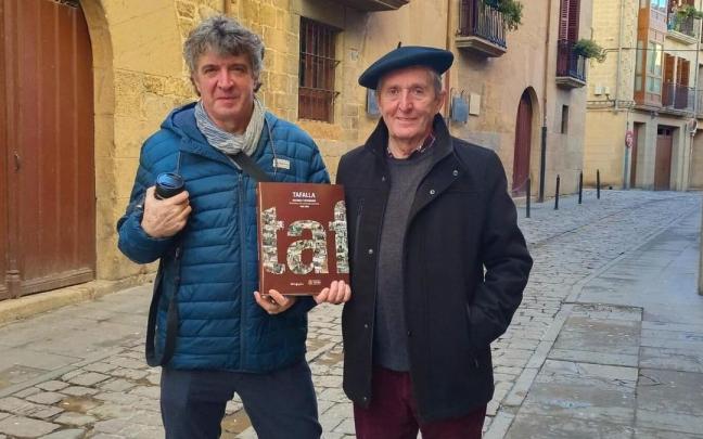 Atxu Ayerra, técnico de cultura del Ayuntamiento, y Jose Mari Esparza, editor de Altaffaylla, posan con el libro ‘Tafalla, Historia y Fotografía’.