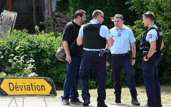 Gendarmes franceses en el lugar de los hechos.