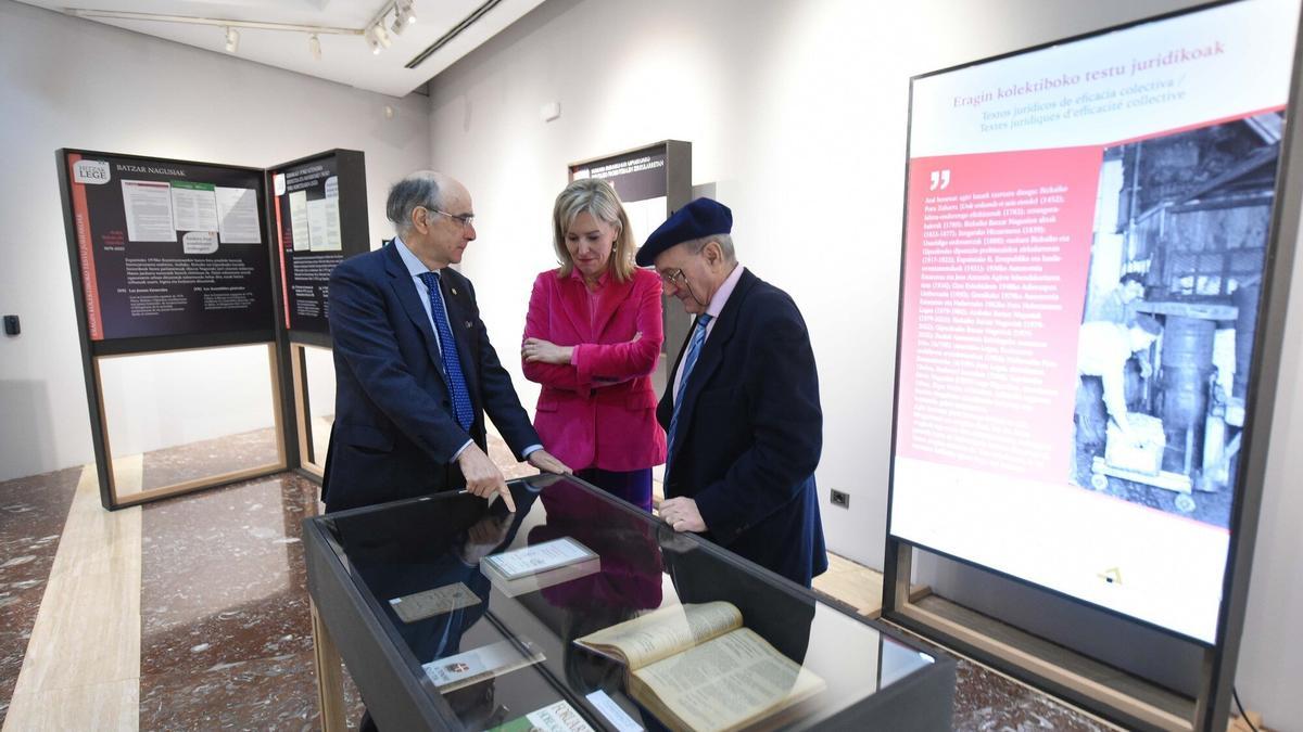 Andrés Urrutia, Ana Otadui Biteri y Gotzon Lobera en la presentación de "Hitzak Lege"