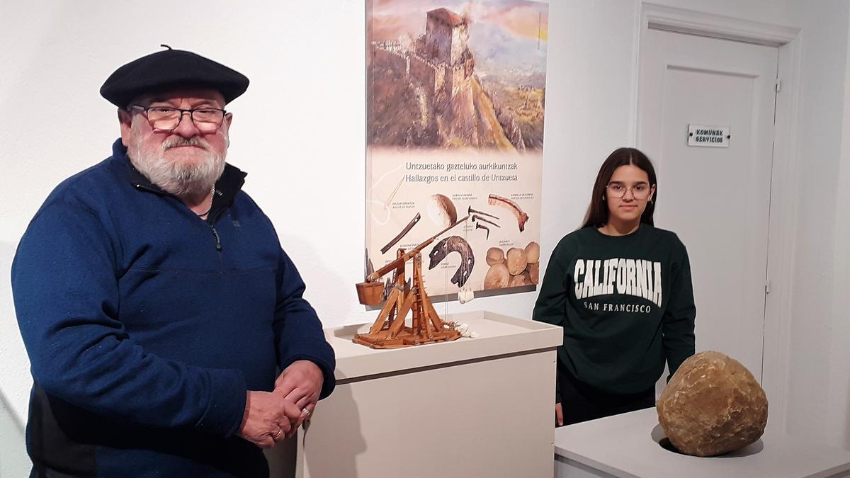 Patxo Pozo, con la maqueta colocada junto a una de las harribolas o piedras de la muerte, y Udiarraga García, vecina de Orozko.