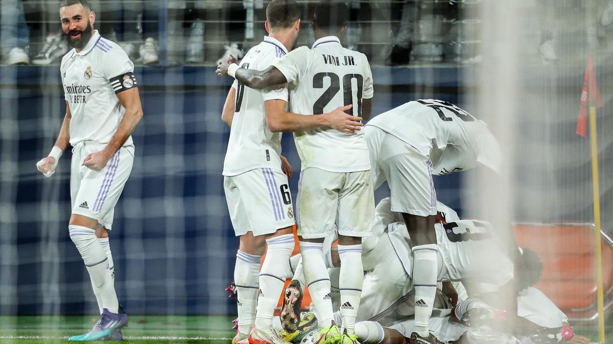 Los jugadores blancos celebran el gol de Ceballos.