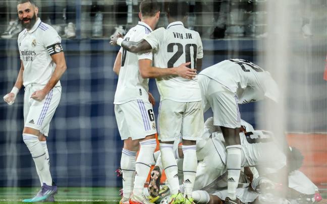 Los jugadores blancos celebran el gol de Ceballos. Los jugadores blancos celebran el gol de Ceballos.