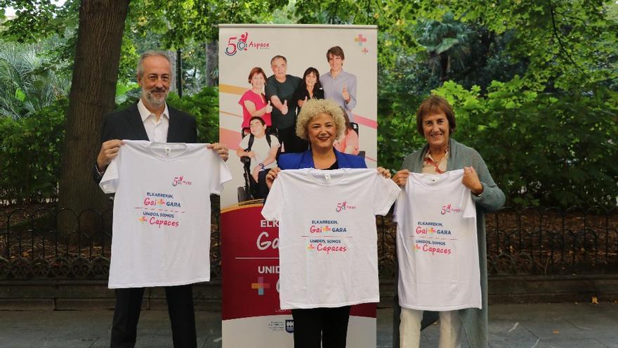 El secretario de la Junta Directiva de Aspace Gipuzkoa, Iñaki Urretabizkaia, y la vicepresidenta de la asociación, Rosa Iglesias, flanquean a la diputada de Políticas Sociales, Maite Peña