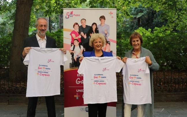 El secretario de la Junta Directiva de Aspace Gipuzkoa, Iñaki Urretabizkaia, y la vicepresidenta de la asociación, Rosa Iglesias, flanquean a la diputada de Políticas Sociales, Maite Peña