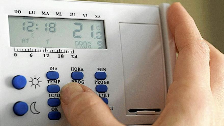 Ajuste de la temperatura de la calefacci&oacute;n en el termostato de una vivienda.