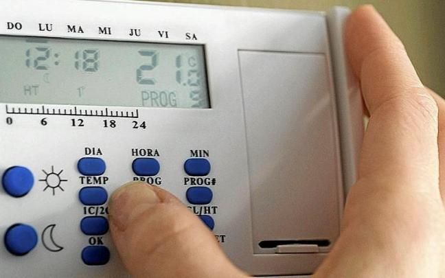 Ajuste de la temperatura de la calefacci&oacute;n en el termostato de una vivienda.