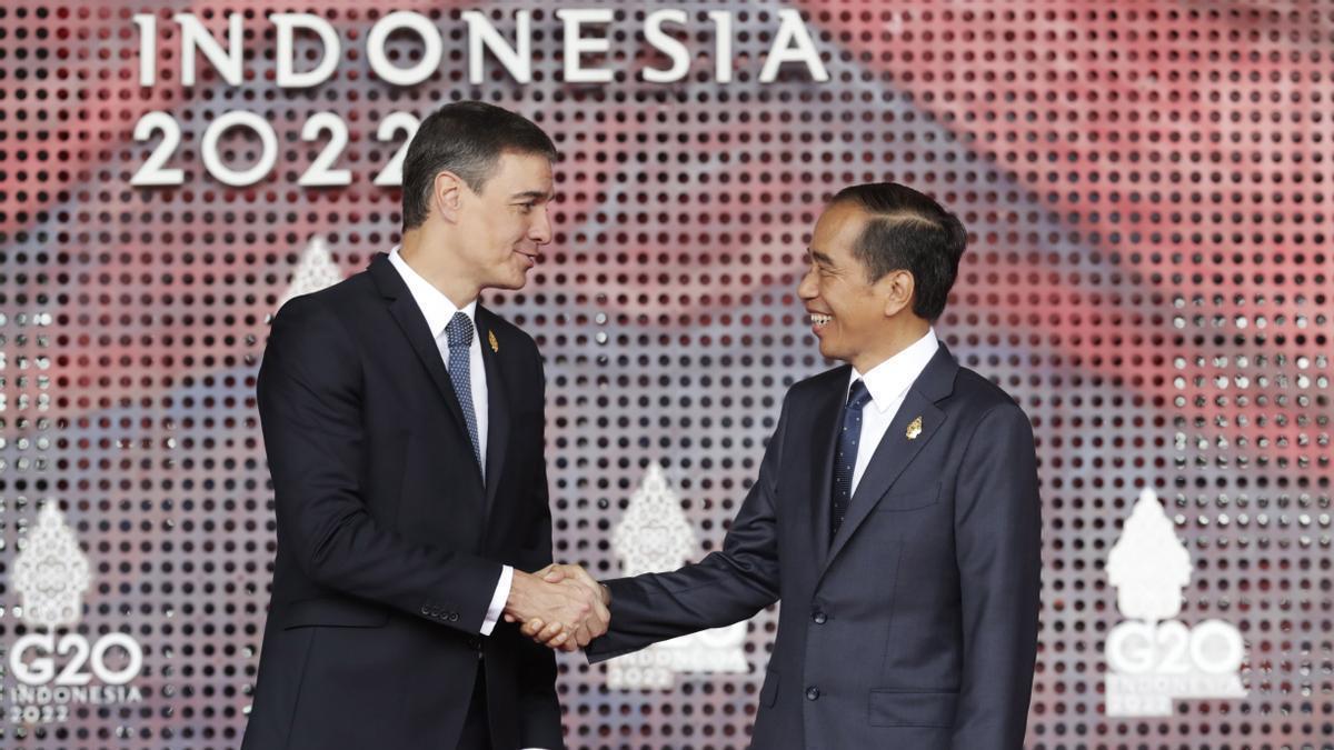 Sánchez saluda al presidente de Indonesia a su llegada a la cumbre del G20