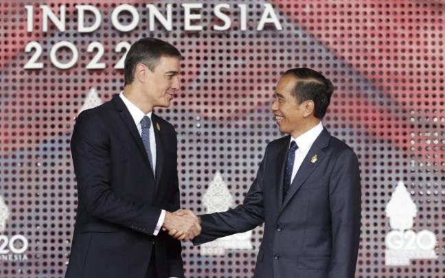 Sánchez saluda al presidente de Indonesia a su llegada a la cumbre del G20 Sánchez saluda al presidente de Indonesia a su llegada a la cumbre del G20