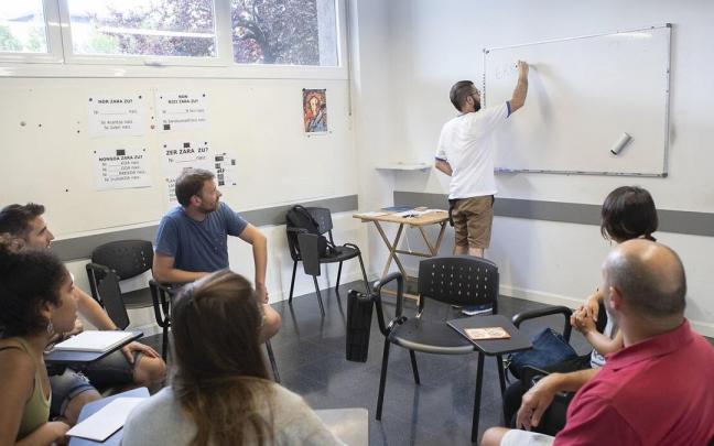 Clases de euskera en un euskaltegi de AEK