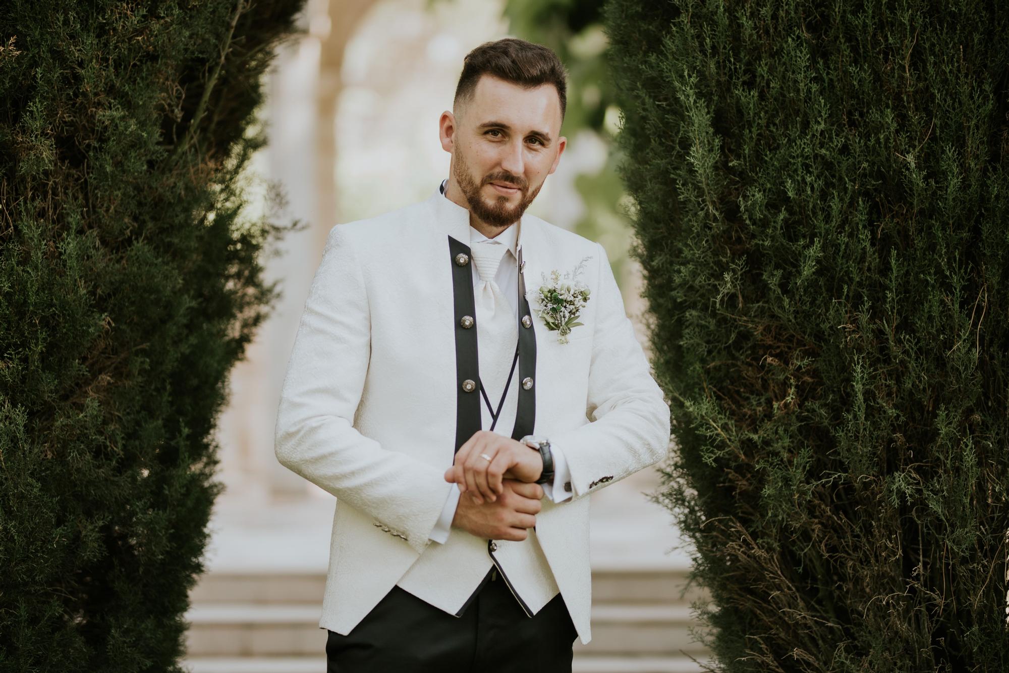 El novio, muy elegante con un original traje en blanco y negro.