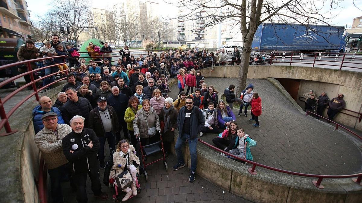 Vecinos de San Jorge, durante una concentración en 2020 para exigir una solución a la rotonda subterránea peatonal entre la avenida de Navarra y la avenida de San Jorge.