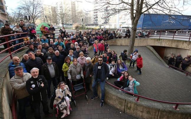 Vecinos de San Jorge, durante una concentración en 2020 para exigir una solución a la rotonda subterránea peatonal entre la avenida de Navarra y la avenida de San Jorge.
