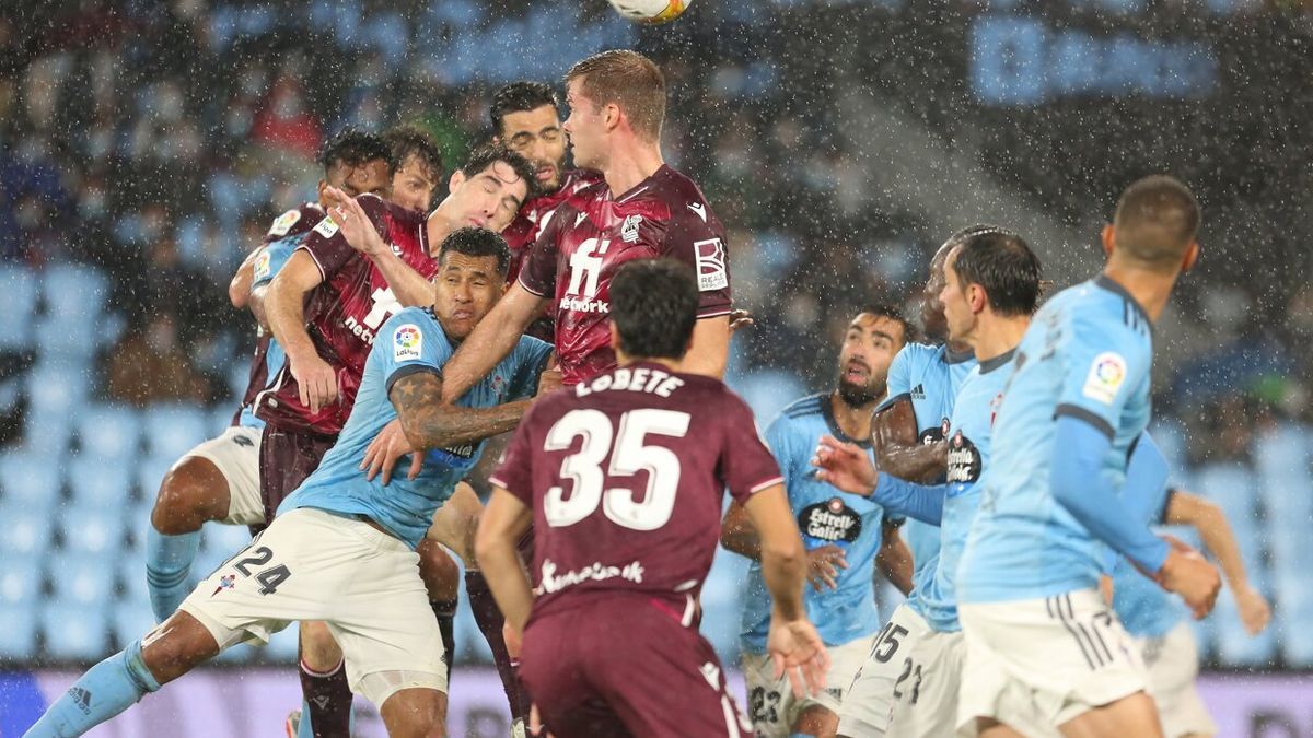 Mikel Merino y Brais, inmersos en la pugna aérea por un balón tras un córner, en el Celta-Real de este pasado curso.