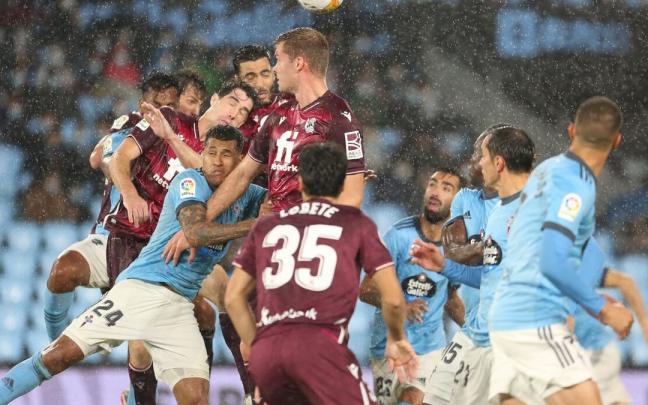 Mikel Merino y Brais, inmersos en la pugna aérea por un balón tras un córner, en el Celta-Real de este pasado curso. Mikel Merino y Brais, inmersos en la pugna aérea por un balón tras un córner, en el Celta-Real de este pasado curso.
