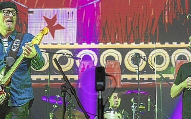 Junto a diferentes invitados y un entregado p&uacute;blico conformado por personas por distintas generaciones, la banda gasteiztarra Hertzainak se apoder&oacute; ayer por la noche del BEC de Barakaldo en el primero de los conciertos que marcan su despedid