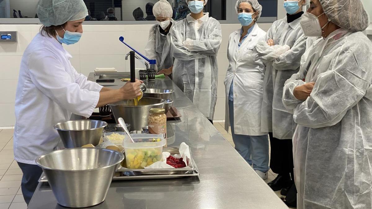 Participantes en el showcooking organizado en la cocina de la Clínica Universidad de Navarra.