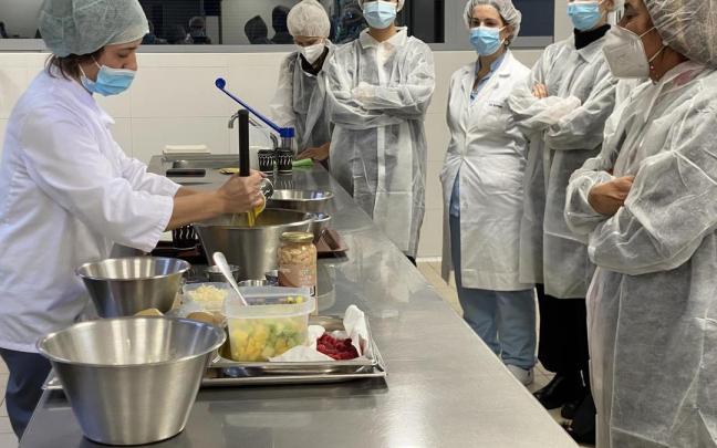 Participantes en el showcooking organizado en la cocina de la Clínica Universidad de Navarra. Participantes en el showcooking organizado en la cocina de la Clínica Universidad de Navarra.