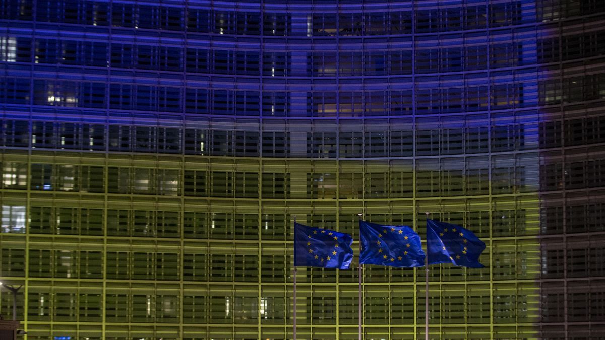 Banderas de Europa en frente de la sede de la Comisión Europea en Bruselas.