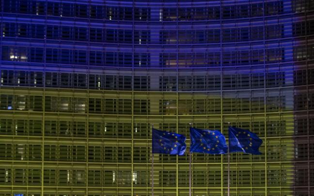 Banderas de Europa en frente de la sede de la Comisión Europea en Bruselas. Banderas de Europa en frente de la sede de la Comisión Europea en Bruselas.