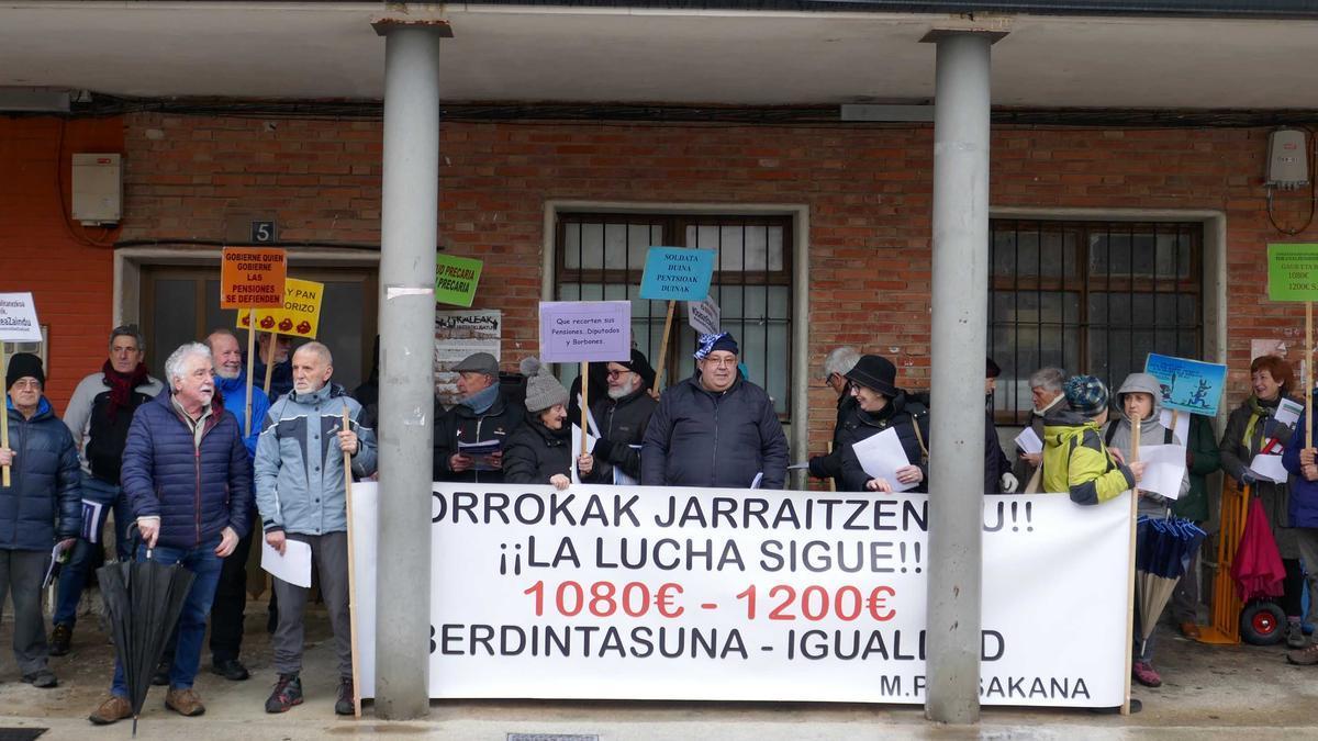 La última concentración de los lunes fue en la plaza Zumalakarregi, al abrigo de los porches..