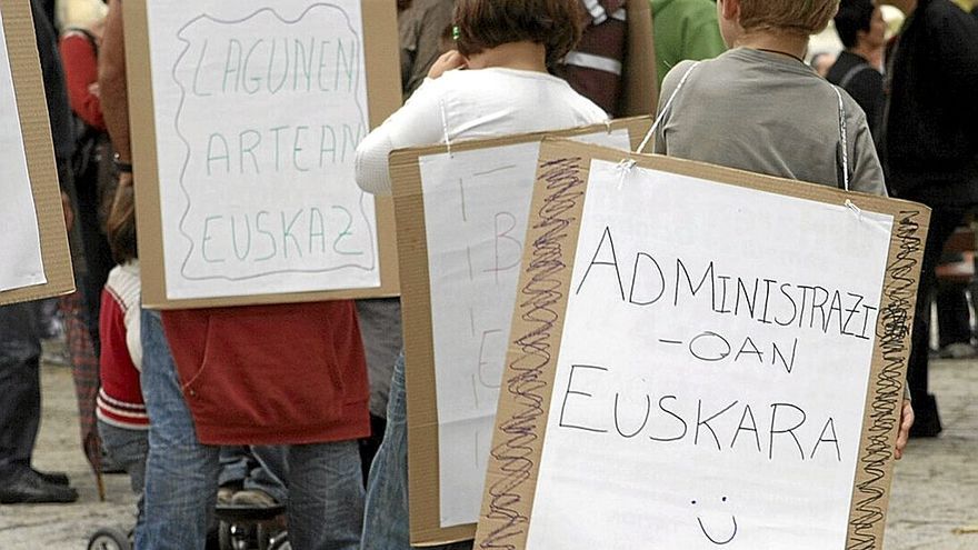 Imagen de archivo de una movilización ciudadana para reivindicar una mayor presencia del euskera en la atención administrativa a la ciudadanía y en la calle. | FOTO: GORKA ESTRADA