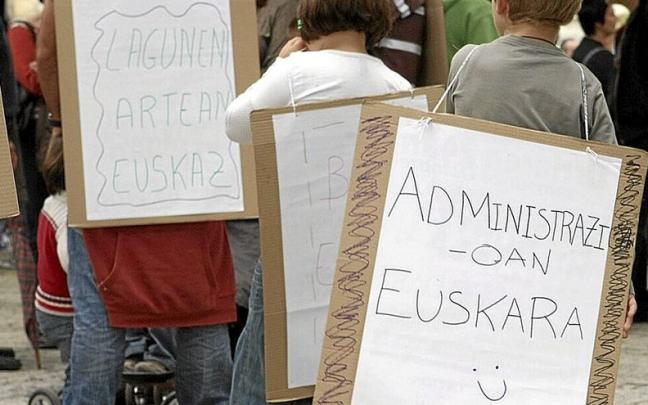 Imagen de archivo de una movilización ciudadana para reivindicar una mayor presencia del euskera en la atención administrativa a la ciudadanía y en la calle. | FOTO: GORKA ESTRADA Imagen de archivo de una movilización ciudadana para reivindicar una mayor presencia del euskera en la atención administrativa a la ciudadanía y en la calle. | FOTO: GORKA ESTRADA