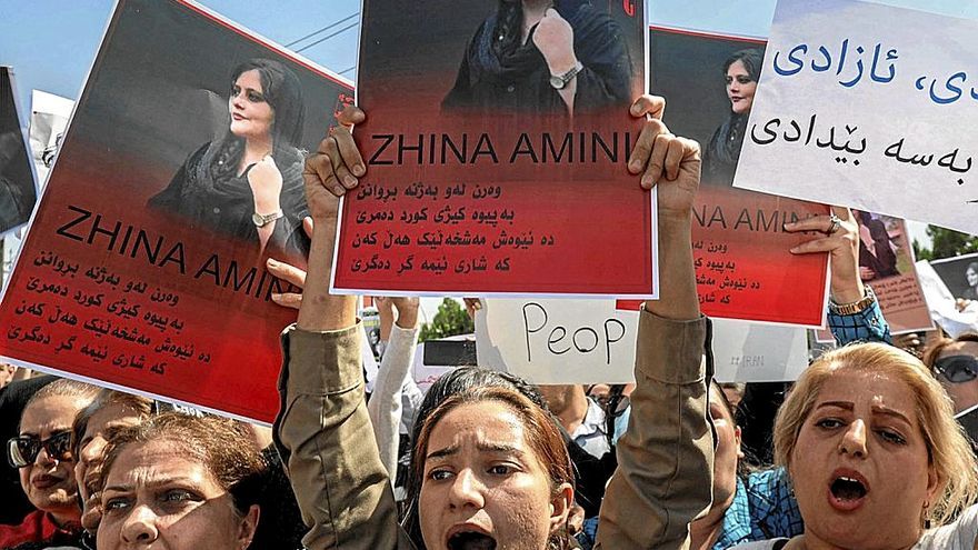 Un grupo de mujeres protestan por la muerte de Mahsa Amini, ayer en las calles de Teherán.