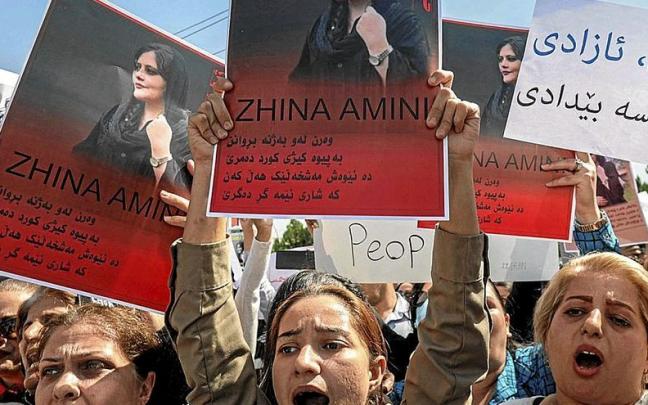 Un grupo de mujeres protestan por la muerte de Mahsa Amini, ayer en las calles de Teherán. Un grupo de mujeres protestan por la muerte de Mahsa Amini, ayer en las calles de Teherán.