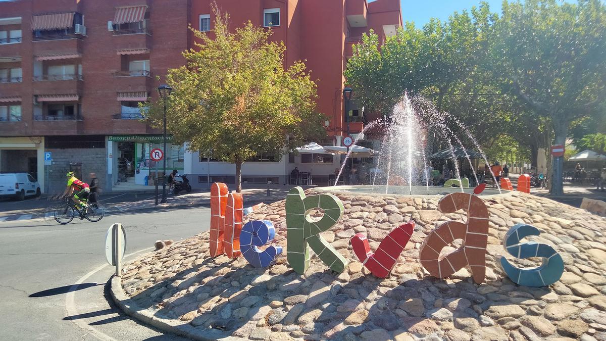La rotonda de acceso a la localidad extremeña de Hervás, con su nombre colorista.